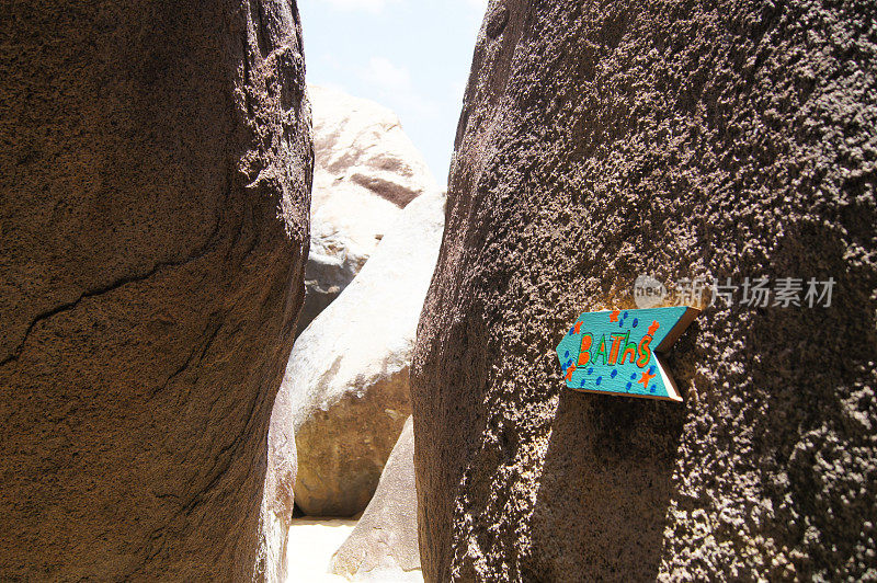 在岩石上的Bath Message定向标志，拍摄于英属维尔京群岛